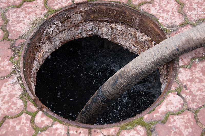 从排水孔抽污水