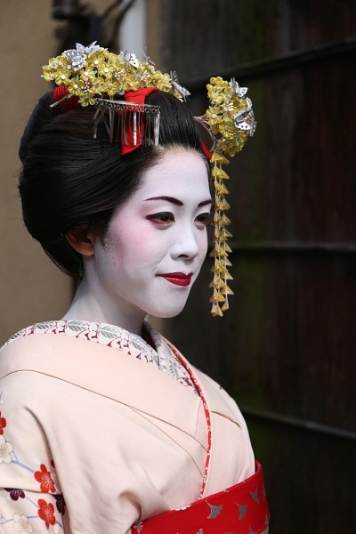 舞妓走在日本京都祗园的街道上