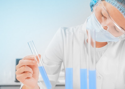 科学家正在分析一个试管