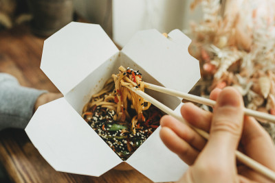 特写亚洲食物-面条在一个盒子