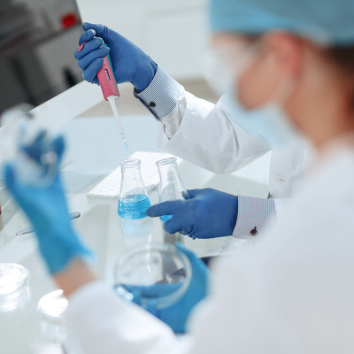 关闭了。科学家们在实验室里检查液体样本