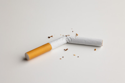 白色桌子上的一根破烟。世界烟草的一天。