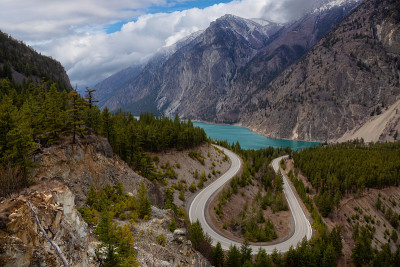 风景优美的道路在加拿大山区景观