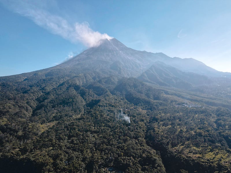 鸟瞰图的默拉皮火山景观与小喷发在日惹，印度尼西亚火山景观。