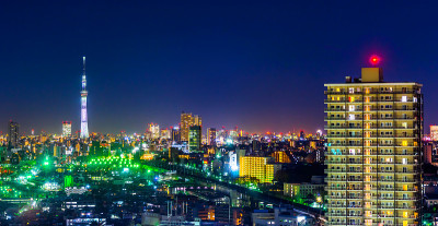 全景现代城市天际线空中夜景王子，大东地区与新干线铁路在深蓝色的天空下东京，日本
