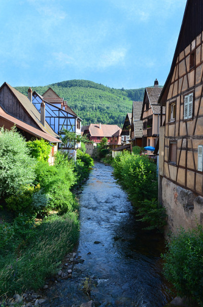 中世纪小镇，法国:Kaysersberg运河，房屋和森林，童话般的风景