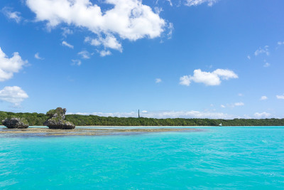 新喀里多尼亚松树岛的海景:绿松石的泻湖，典型的岩石，蓝天