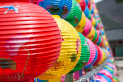 2017年4月12日，韩国嵩光寺的彩灯