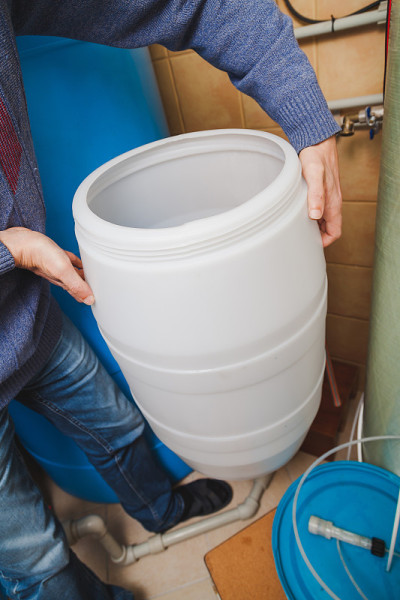 手握塑料容器在水处理室