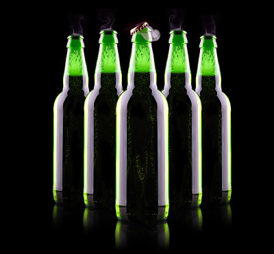 打开的湿啤酒瓶