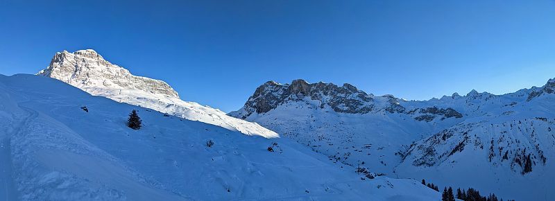 在Partnun上方美丽的冬季山脉全景，可以看到Sulzfluh, Wiss Patte和schij