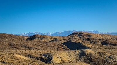 阿根廷门多萨乌斯帕拉塔附近深蓝色天空下的安第斯沙漠景观。