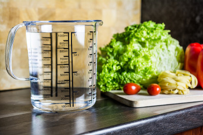 厨房台面上装有食物的量杯里装着1000ml水