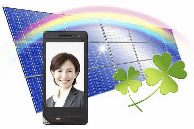 OL的微笑反映在手机屏幕和太阳能电池板上