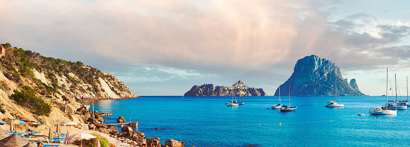 水平图像夏天在Cala d'Hort海滩
