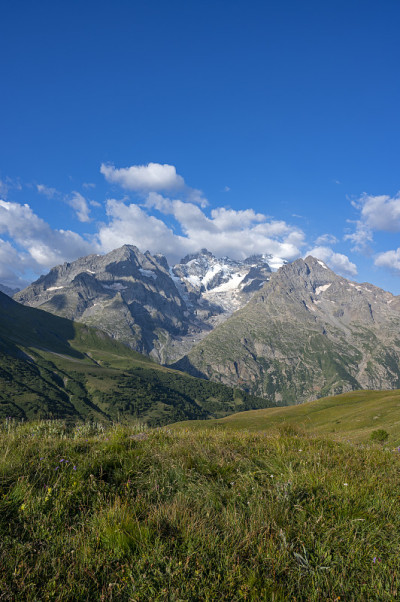夏季美济山的景观