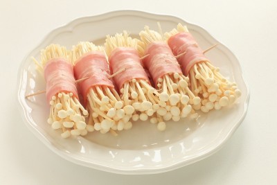 准备好香菇和熏肉卷
