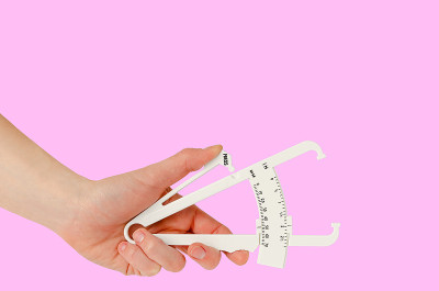 女性手持卡钳