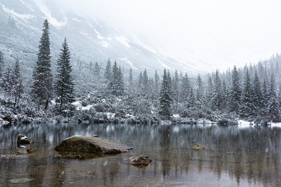 冬天下雪的景观与湖在太特拉山