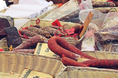 香肠和其他由肉类腌制而成的产品。