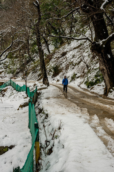印度喜马偕尔邦库鲁- 2019年2月08日:山中的旅行者-雄伟的冬季景观在喜马拉雅山脉