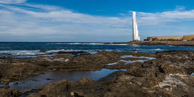 岩石海岸上的白色灯塔