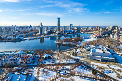 叶卡捷琳堡空中全景在阳光明媚的冬日。叶卡捷琳堡是俄罗斯第四大城市，位于欧亚大陆的欧亚交界处。