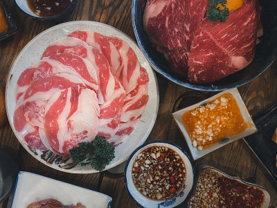 生牛肉片烧烤或日式烧鸡是泰国最受欢迎的食物之一。