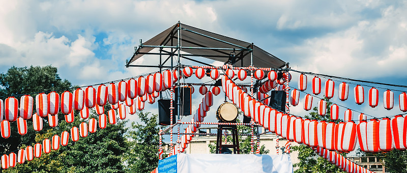 八仓的舞台上有一个很大的日式taiko鼓Odaiko。纸红白灯笼乔钦风景为节日的奥邦时，人们跳舞的邦