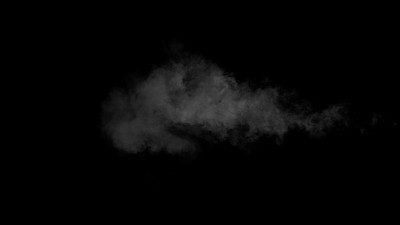 白色的水蒸气在黑色的背景