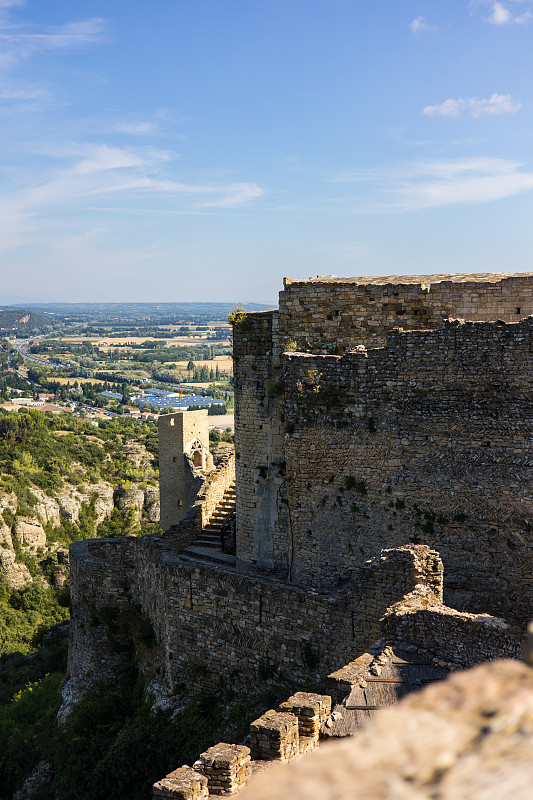 从A7高速公路看摩纳斯要塞和罗纳河谷(Provence-Alpes-Côte d’azur，法国)