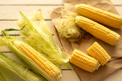 新鲜多汁的夏季生玉米