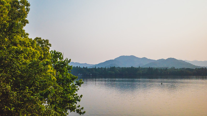 西湖风景与倒影在夕阳下，杭州，中国