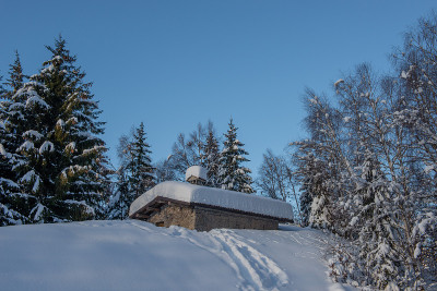 一场雪后孤零零的小屋
