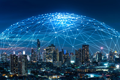城市景观图像的抽象图像与未来的网络全息图叠加。5G、通信、网络、连接、物联网的概念。