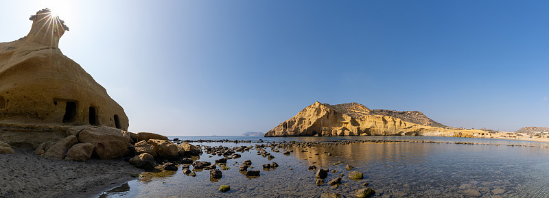 在穆尔西亚海岸的一个田园诗般的海湾和海滩上，砂岩洞穴和峭壁背后的住宅的全景
