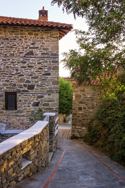 希腊Chalkidiki, Sithonia的古老Nikiti村的建筑