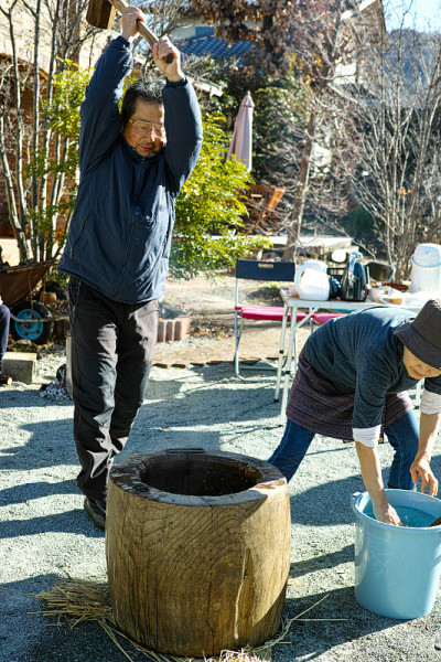 一对老夫妇在日本做麻糬庆祝新年
