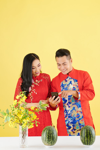 一对情侣在农历新年给朋友发短信