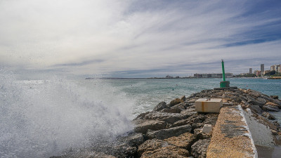 海浪冲击着小防波堤