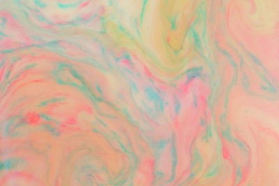 抽象的彩色全息背景、粉彩图案、液体中的五彩颜料、牛奶上的污渍、艺术、极简主义背景、设计师的空白、波普