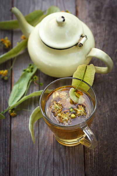 用茶杯装上自制的新鲜椴树茶