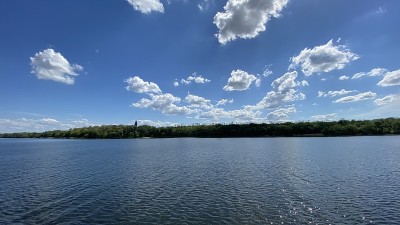 环绕霍蒂察岛的乘船旅行。