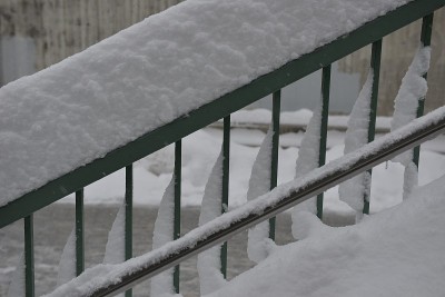 栏杆上大雪