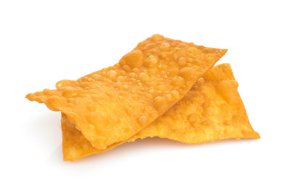 泰式炸馄饨孤立在白色的背景