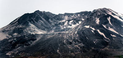 圣海伦斯火山的正面燃烧着膨胀的熔岩穹丘