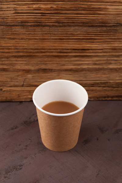 纸杯孟买早茶或切茶。用姜和香料冲泡牛奶和茶叶