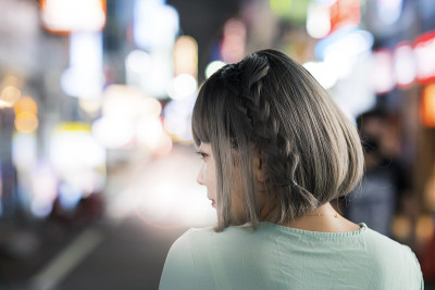 一名年轻女子晚上在东京摆造型