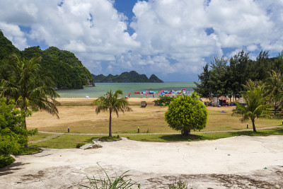 在大流行期间越南空荡荡的海滩
