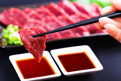 把肉放在盘子里